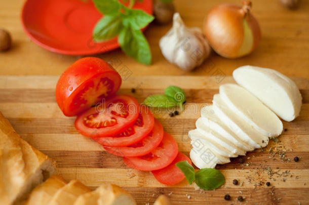莫扎雷拉奶酪配新鲜番茄和法式面包