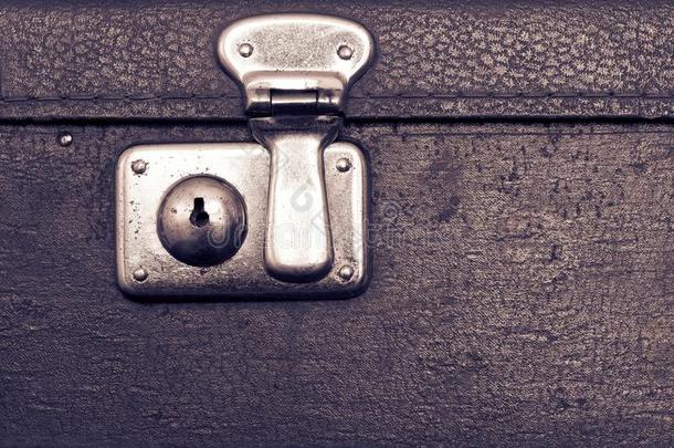 一个旧箱子的锁是<strong>深紫</strong>色的