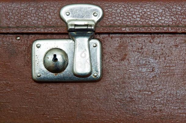 一个<strong>旧箱子</strong>的锁是深棕色的