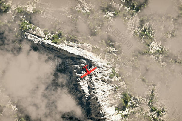 红色飞机飞过雪山，云中有松树。