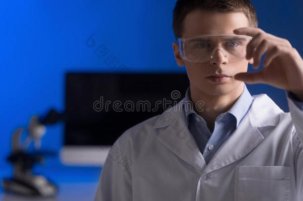 戴眼镜的研究和科学博士。