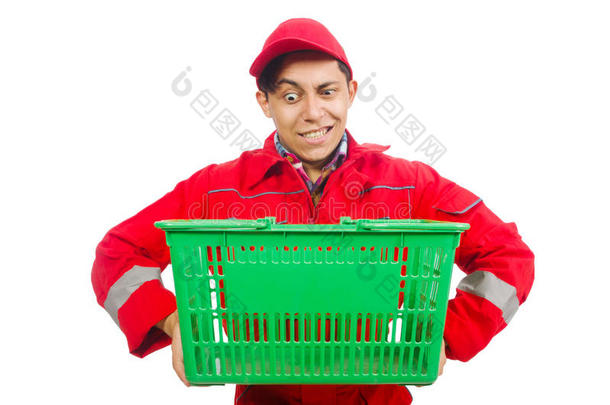 穿着红色工作服的男人开着购物车