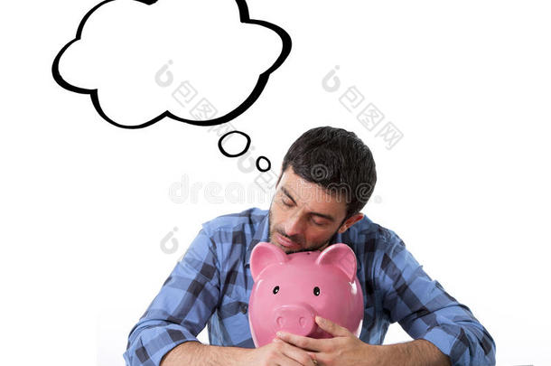 睡在猪存钱罐上的男人梦想着发财买新房子或汽车