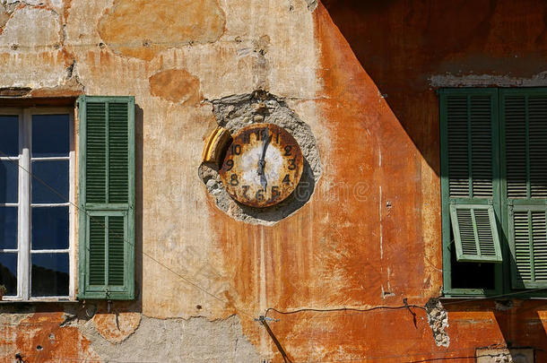 象征时间：破旧墙上的复古手表
