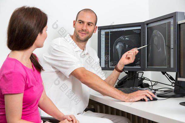 放射科医生使用来自断层或核磁共振成像的图像来指导病人