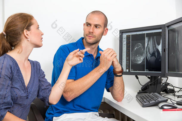 放射科医生使用来自断层或核磁共振成像的图像来指导病人