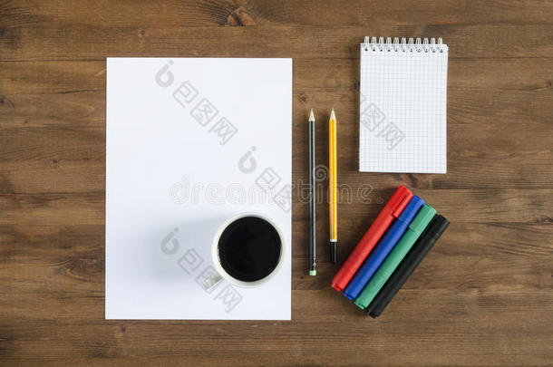 一张空白纸，彩色记号笔，铅笔和一杯咖啡