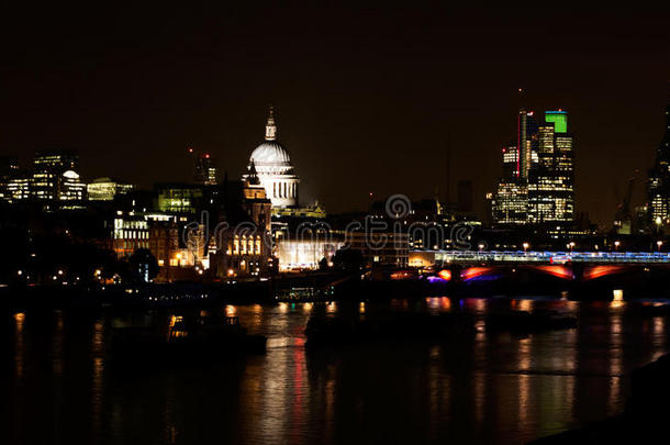 伦敦的城市，有圣保罗大教堂和河流