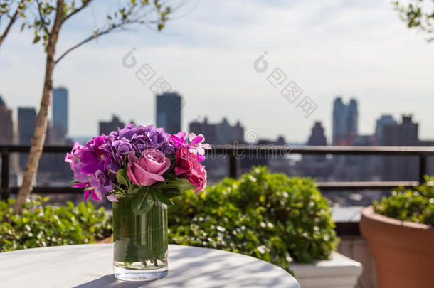 花卉装饰玫瑰，绣球花，兰花与城市背景