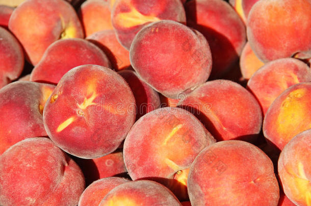 收获的成熟的桃子