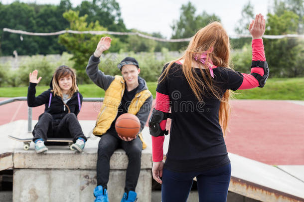 在滑板公园挥手<strong>告别</strong>的女孩