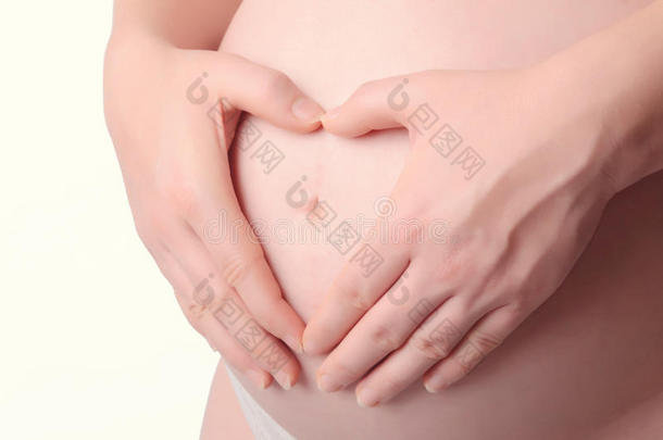 孕妇双手抱着心形的婴儿布