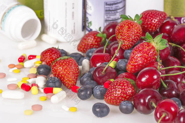浆果、维生素和营养补充剂