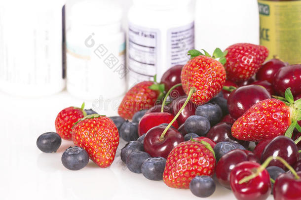 浆果、维生素和营养补充剂