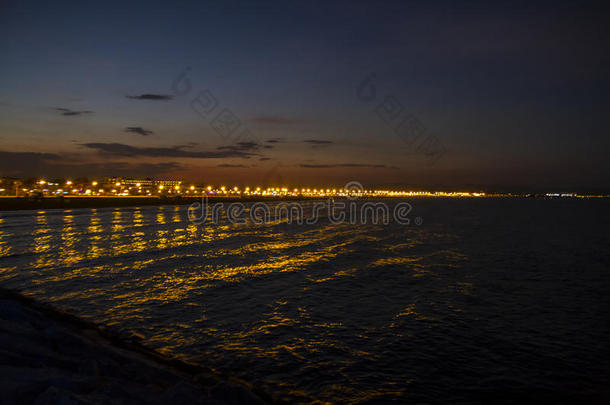 晚上的瓦伦西亚海滩，从港口望去，西班牙
