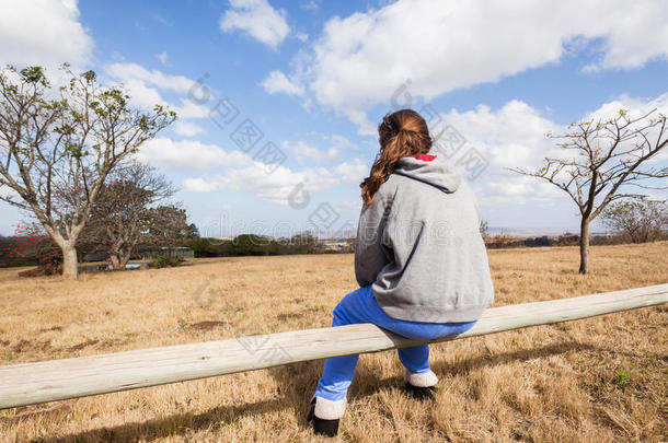 坐在<strong>郊外</strong>的少女