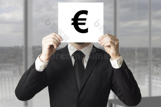 商人把脸藏在标志欧元符号后面