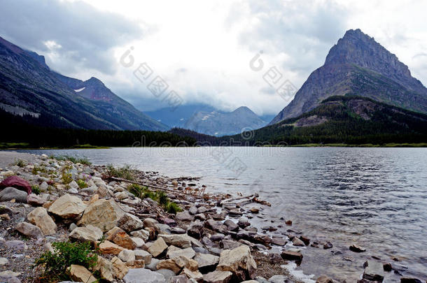 冰川国家公园里清澈的湖水和高山。