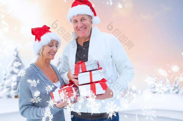 喜庆成熟夫妇手持圣诞礼物的合成图片