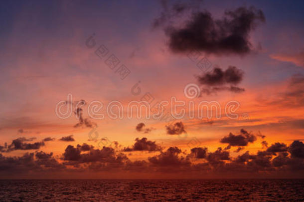 热带海洋日落时的如画美景