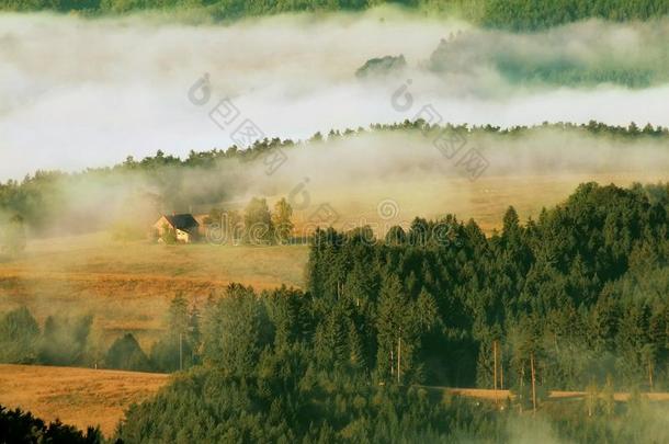 <strong>温暖</strong>的秋日日出在美丽的丘陵乡村。地上有轻雾，地上有一捆捆稻草。<strong>温暖</strong>的阳光。
