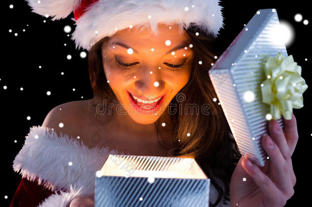 圣诞老人套装开场礼物中漂亮的黑发女郎的合成图片