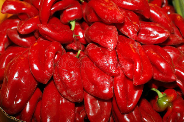 卡皮亚。以农贸市场上的小红椒为背景