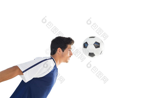 足球运动员打球侧视图