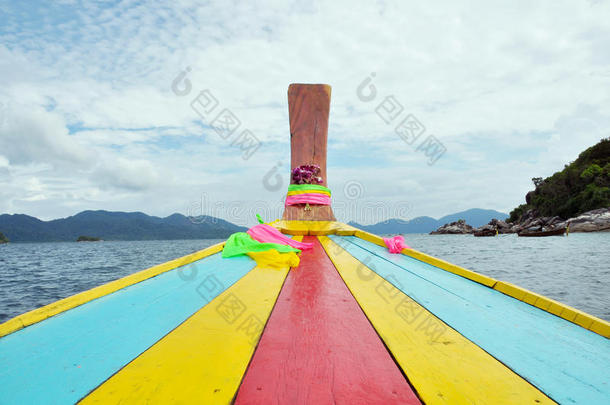 传统长尾船<strong>环游</strong>泰国群岛的多彩头部