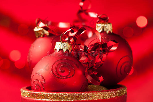 圣诞装饰品在一个花瓶里，戴着圣诞老人的红手套
