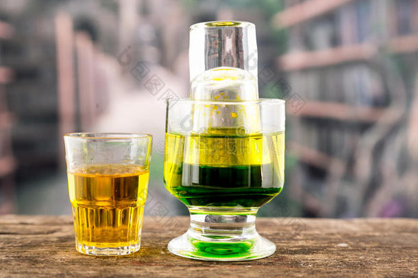 把<strong>黄绿</strong>色的鸡尾酒放在玻璃杯里然后射出