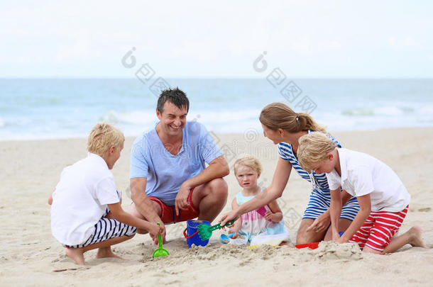 快乐的<strong>五口之家</strong>在海滩上玩得开心
