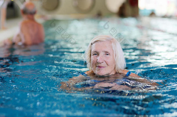 资深活跃女士在游泳池游泳