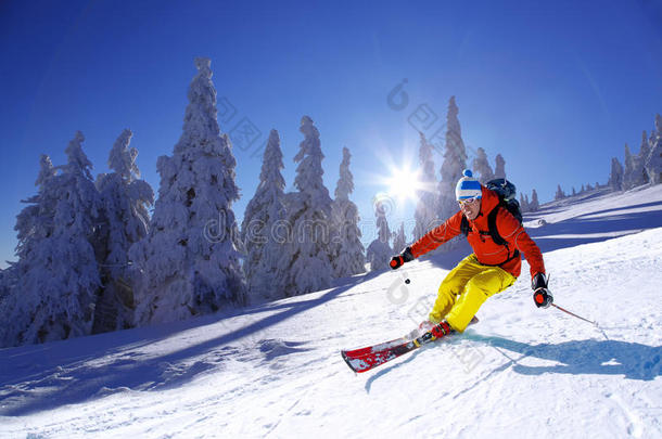 滑雪者在高山上迎着日落滑雪