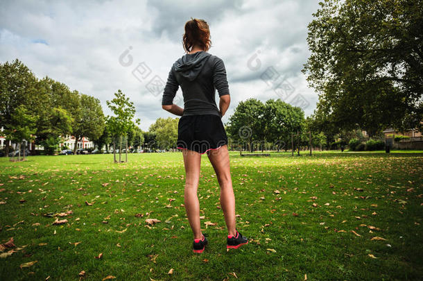 年轻女子在公园里舒展筋骨