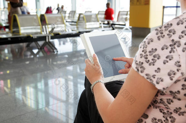 机场的数字平板电脑或电子阅读器
