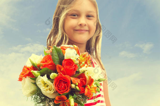 女孩拿出一束花