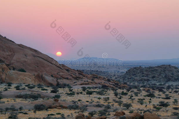 纳米比亚斯皮茨科普多彩的岩石景观