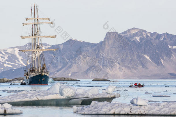 北极峡湾游艇景观