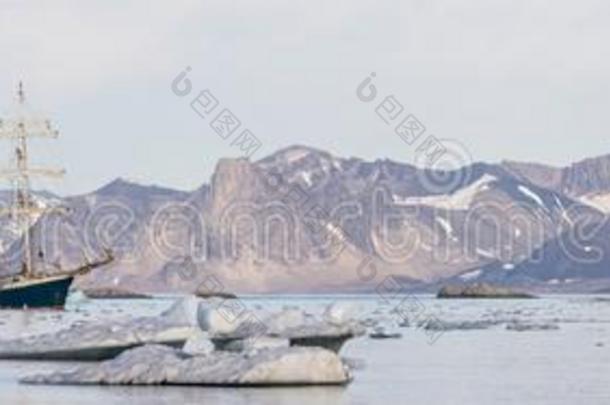 北极峡湾游艇-全景