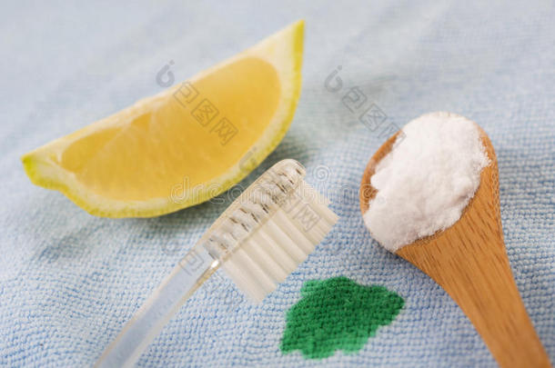 有机清洁剂与碳酸氢钠和柠檬清洁污渍