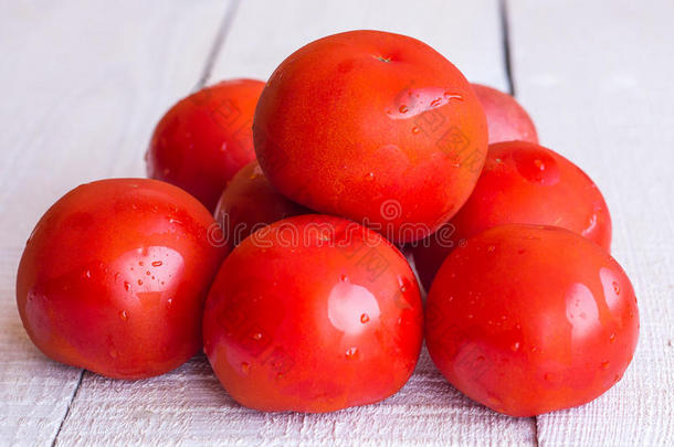 <strong>白木板</strong>上生的红西红柿