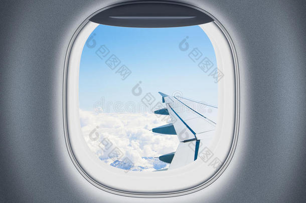 飞机或飞机窗户后面有翅膀和多云的天空