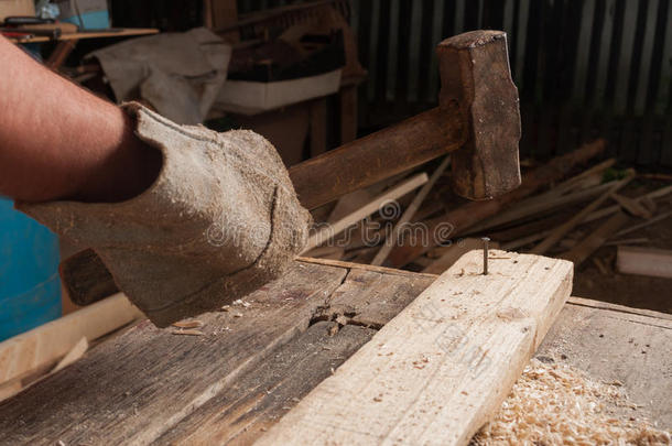 木匠用锤子敲木头上的钉子