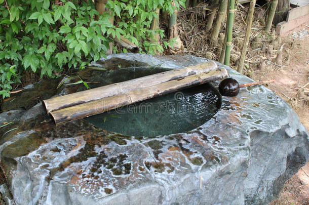 用竹管浇水的石制水池。