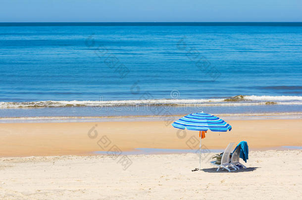 沙滩上的<strong>太阳椅</strong>和伞
