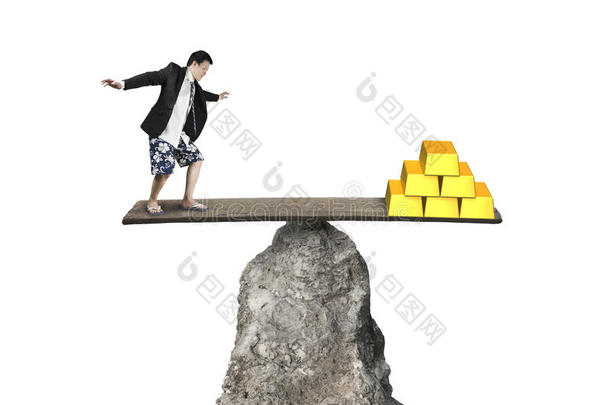 站在岩石跷跷板上的人<strong>vs</strong>一堆金子