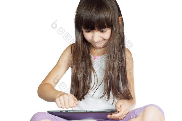 高加索愤怒的小孩女孩妹妹坐在床上用平板电脑隔离