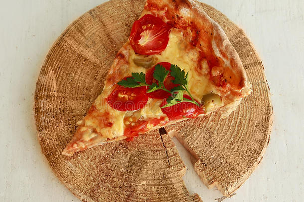 美味的新鲜披萨，放在木板上