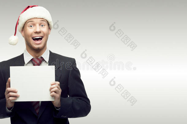 戴圣诞帽的商人举着牌子